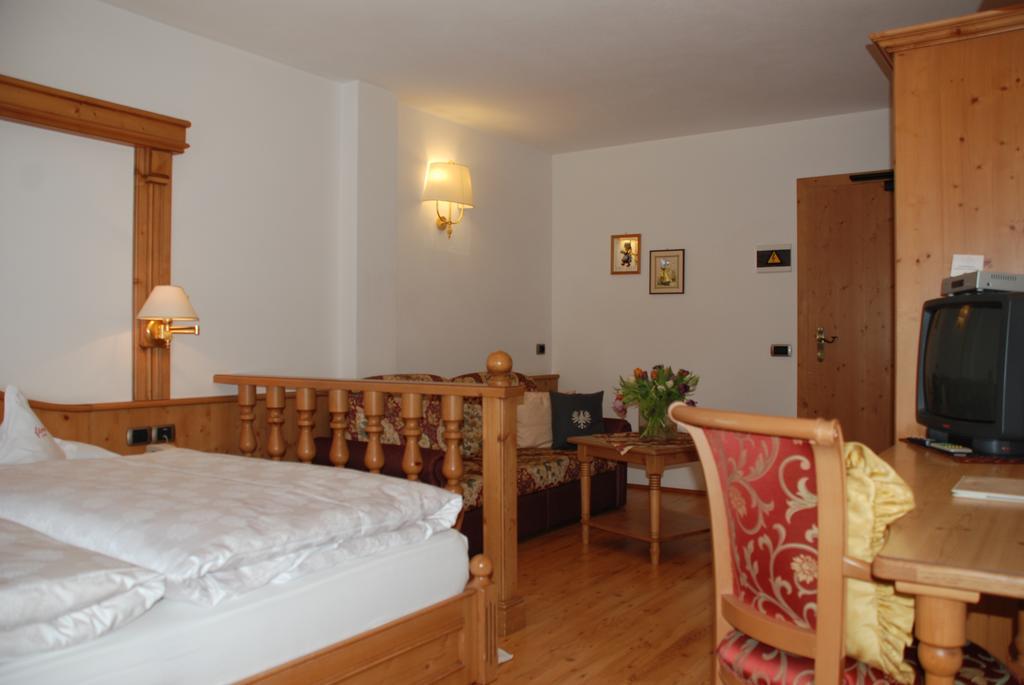 Hotel Flora Selva di Val Gardena Oda fotoğraf