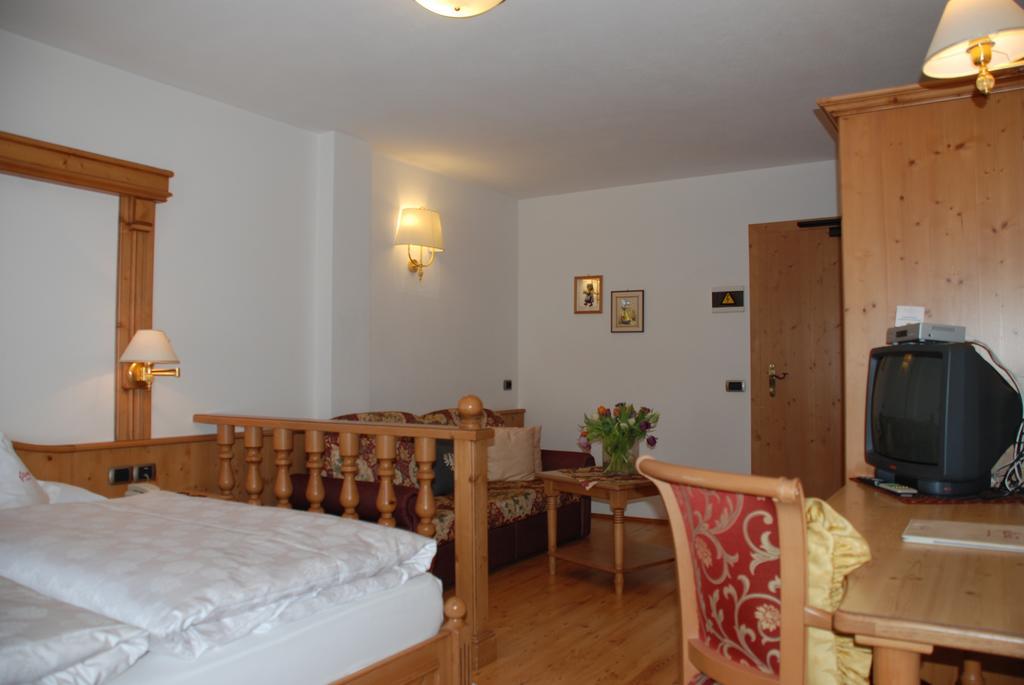 Hotel Flora Selva di Val Gardena Oda fotoğraf