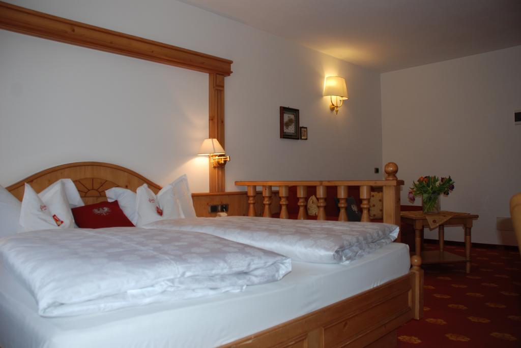 Hotel Flora Selva di Val Gardena Oda fotoğraf