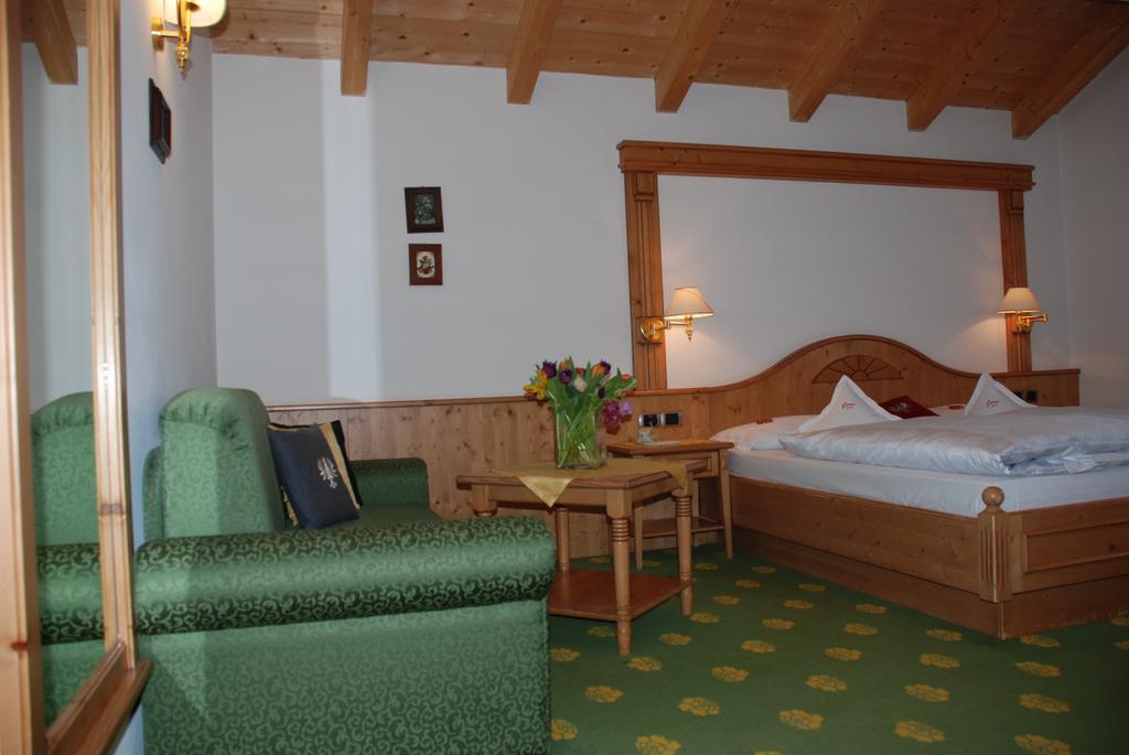 Hotel Flora Selva di Val Gardena Oda fotoğraf
