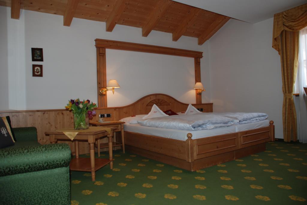 Hotel Flora Selva di Val Gardena Oda fotoğraf