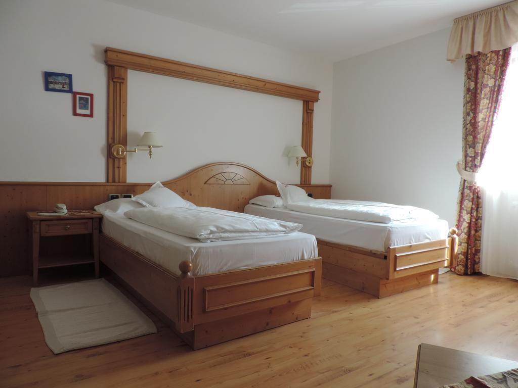 Hotel Flora Selva di Val Gardena Oda fotoğraf
