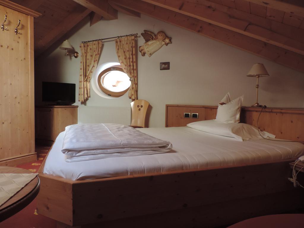 Hotel Flora Selva di Val Gardena Oda fotoğraf