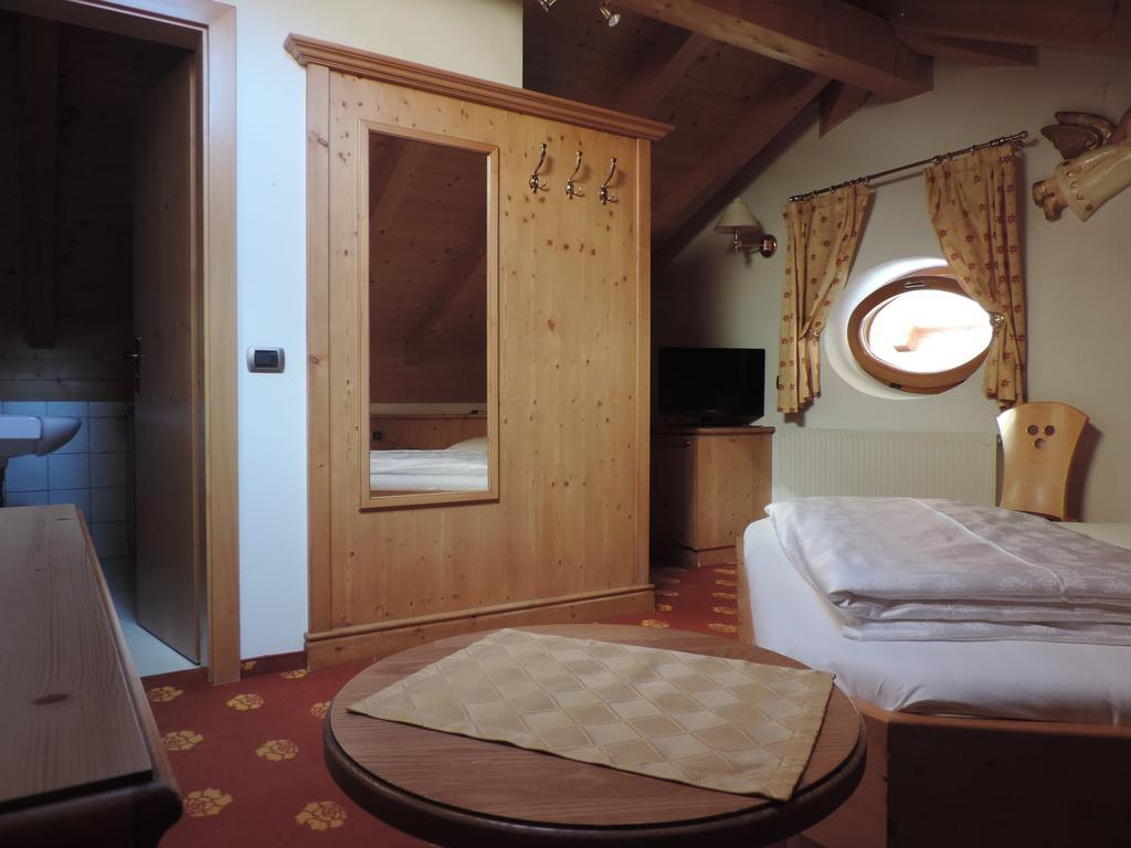 Hotel Flora Selva di Val Gardena Oda fotoğraf