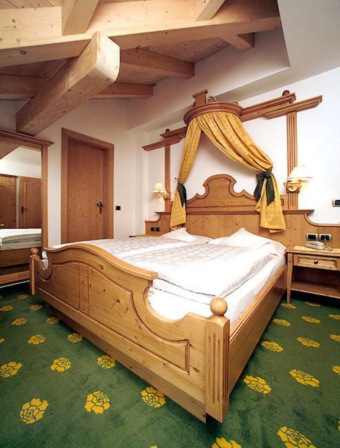 Hotel Flora Selva di Val Gardena Oda fotoğraf
